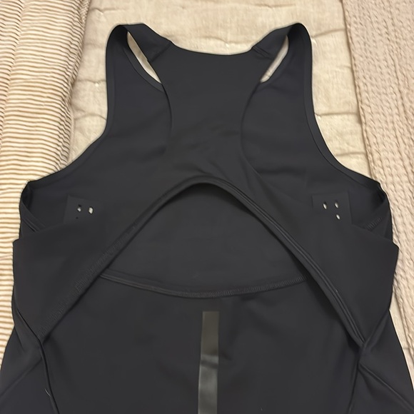 I am selling an Adidas Stella Mcartney workout tank. Never been worn in a XS - Picture 4 of 5
